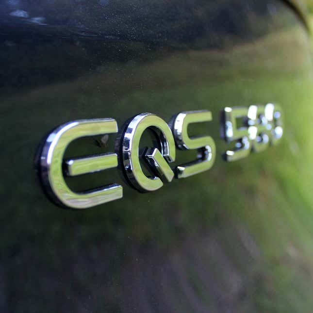 Ein Foto des EQS-Logos auf der Rückseite eines Mercedes-Elektrofahrzeugs. 